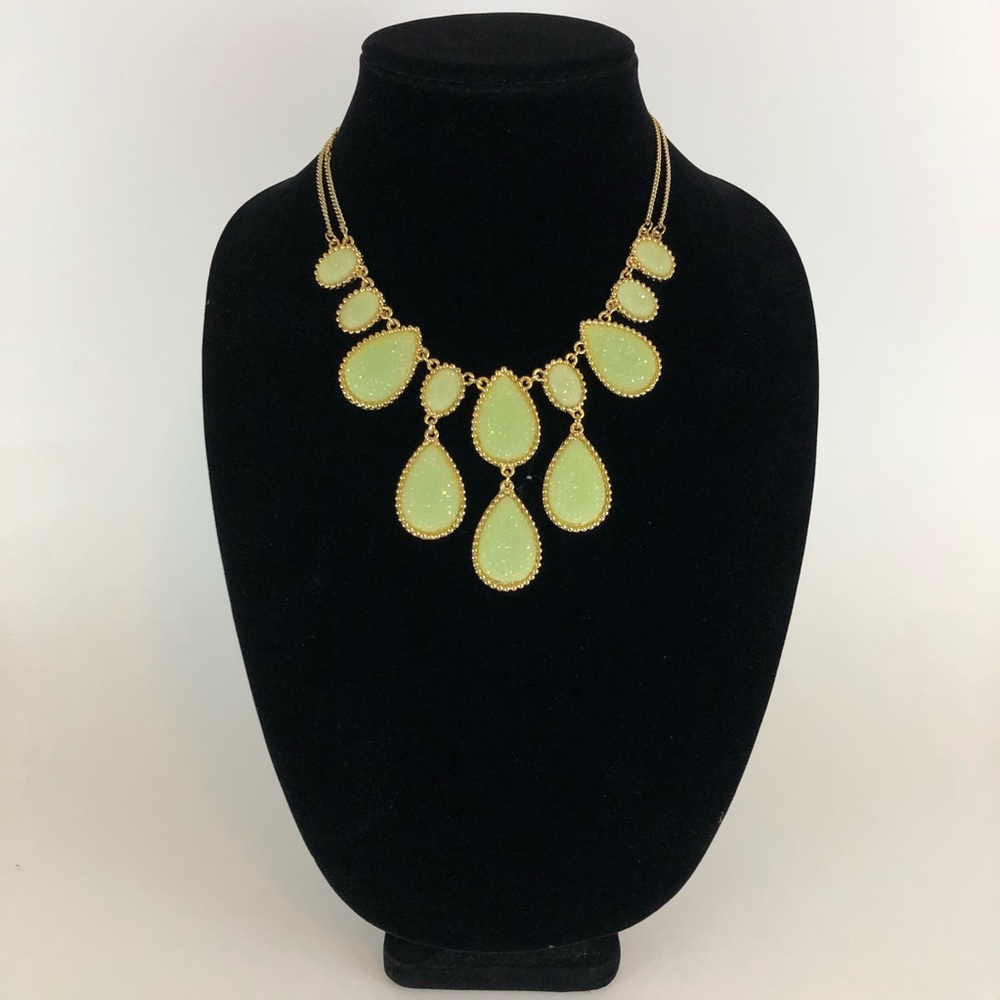 SALE 👀 Gold Tone Green Textured Necklace - Picture 4 of 6